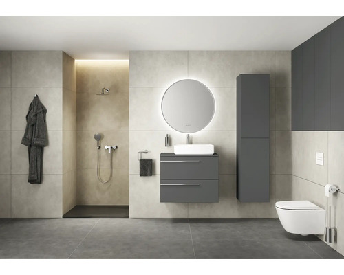 Salle de bain moderne avec douche, lavabo, miroir, toilettes et peignoir