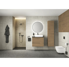 Salle de bains moderne avec douche, lavabo, miroir, toilettes et armoires en bois.