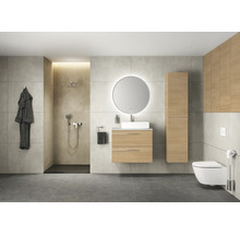 Salle de bain moderne avec douche, lavabo, miroir et toilettes.