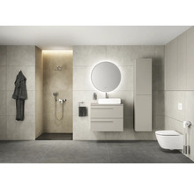 Salle de bain moderne avec douche, lavabo, miroir, armoire haute et toilettes
