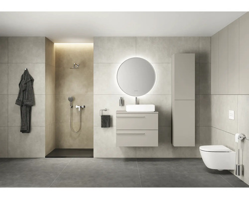Salle de bain moderne avec douche, lavabo, miroir, armoire haute et toilettes