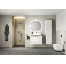 Salle de bain moderne avec douche, lavabo, miroir et toilettes