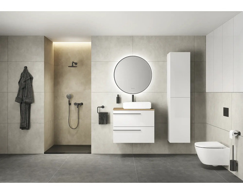 Salle de bain moderne avec douche, lavabo, miroir et toilettes
