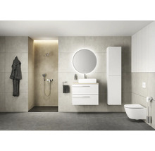 Salle de bains moderne avec douche, lavabo, armoire de toilette, armoire haute et toilettes.
