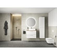 Salle de bains moderne avec douche, meuble-lavabo, miroir, armoire haute et WC suspendu pour une ambiance élégante