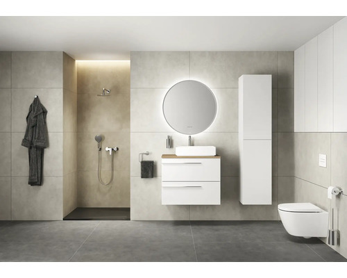 Salle de bains moderne avec douche, meuble-lavabo, miroir, armoire haute et WC suspendu pour une ambiance élégante