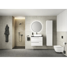 Salle de bains avec douche, meuble-lavabo, miroir, toilettes et espace de rangement pour une ambiance claire et organisée