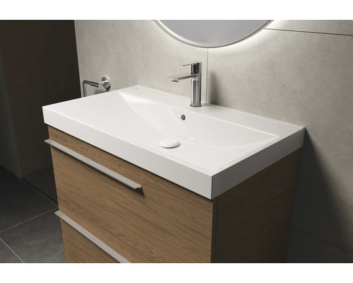 Waschtischunterschrank mit Aufsatzwaschbecken und Armatur im Badezimmer
