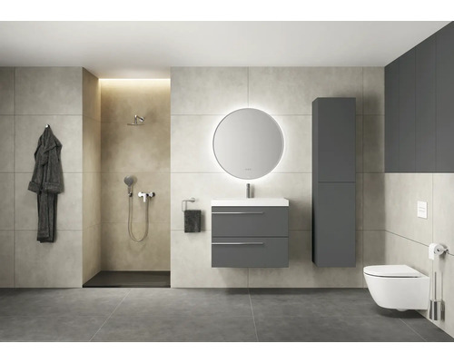Modernes Badezimmer mit Dusche, Waschtisch, Spiegelschrank, Hochschrank und Toilette.
