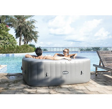 Aufblasbarer Whirlpool mit zwei Personen im Garten