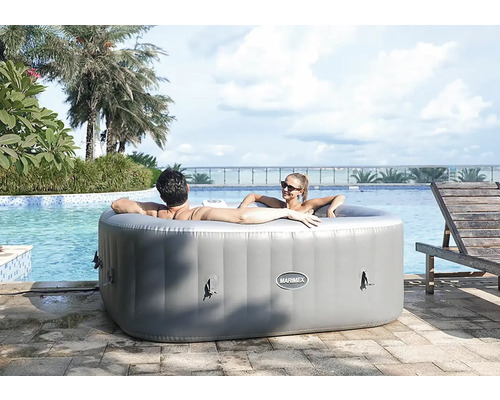 Aufblasbarer Whirlpool mit zwei Personen im Garten