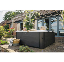 Paar entspannt im Whirlpool im Garten