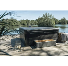 Abgedeckter Whirlpool aus Holz mit Sitzbank und Dekoration im Außenbereich