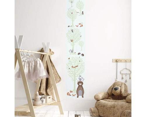 Kinderzimmer mit Wandtattoo mit Waldtieren als Wachstumsmesser
