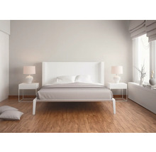 Schlafzimmer mit Doppelbett, Nachttischen und Lampen in hellem Design.