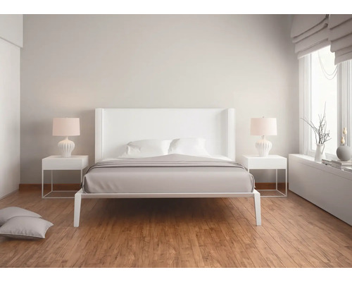 Schlafzimmer mit Doppelbett, Nachttischen und Lampen in hellem Design.