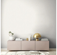 Wohnzimmer mit Kommode, Lampe und Dekoration