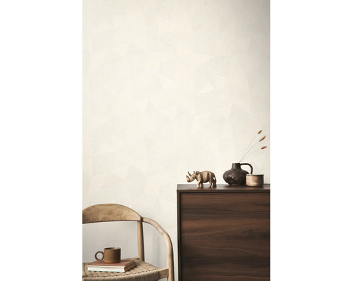 Heller Raum mit Kommode, Stuhl und Dekorationsgegenständen