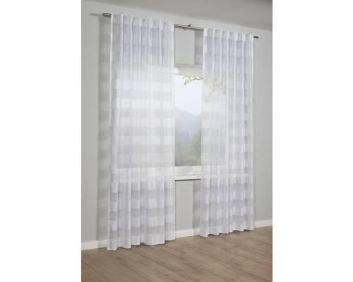 Fenster mit transparenten, weißen Gardinen mit Streifenmuster