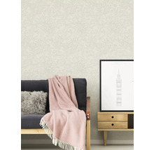 Dekoratives Wohnzimmer mit gemusterter Tapete, Sofa und Beistelltisch.