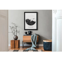 Wohnraum mit Holzmöbeln, Wandbild und dekorativen Elementen für eine gemütliche Atmosphäre