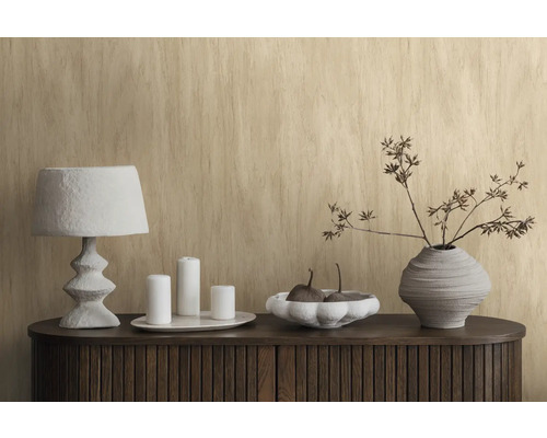 Dekoratives Stillleben mit Lampe, Kerzen, Schale mit Früchten und Vase auf einer Kommode.