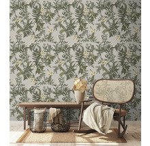 Pièce décorative avec papier peint botanique, banc et rocking-chair en rotin.