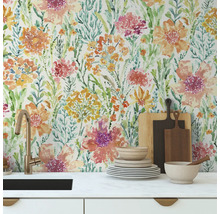 Scène de cuisine avec papier peint floral, évier, vaisselle et planches à découper.