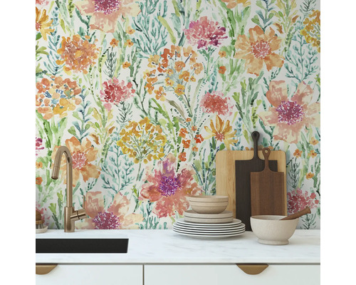 Scène de cuisine avec papier peint floral, évier, vaisselle et planches à découper.