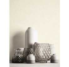 Verschiedene dekorative Vasen auf einem Tisch