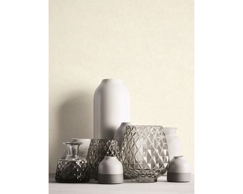 Verschiedene dekorative Vasen auf einem Tisch