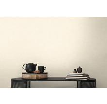 Dekorative Szene mit Teekanne, Tasse, Büchern und Vasen auf einem Tisch