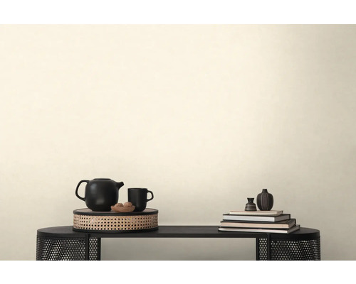 Dekorative Szene mit Teekanne, Tasse, Büchern und Vasen auf einem Tisch