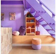 Intérieur avec escalier violet, étagère orange et éléments décoratifs tels que des coussins et des poufs