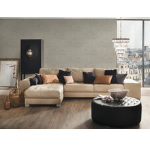 Salon avec canapé d'angle, tabouret, armoire haute et lustre