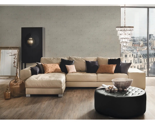 Salon avec canapé d'angle, tabouret, armoire haute et lustre