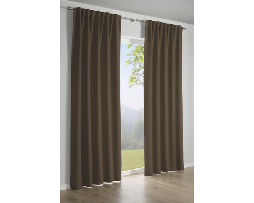 Zwei braune Gardinenschals hängen an einer Gardinenstange vor einem Fenster.