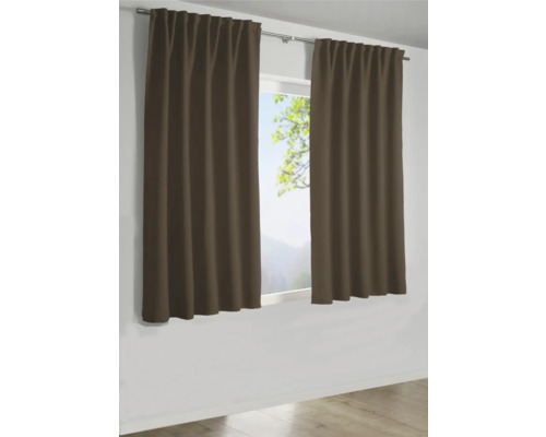 Zwei braune Gardinen am Fenster