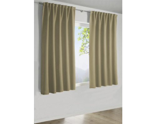 Zwei Vorhänge hängen an einer Gardinenstange vor einem Fenster.