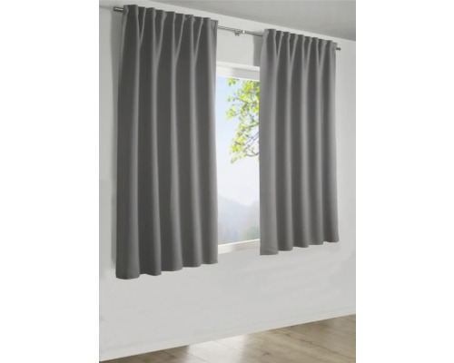 Graue Gardinen vor einem Fenster mit Blick auf die Natur