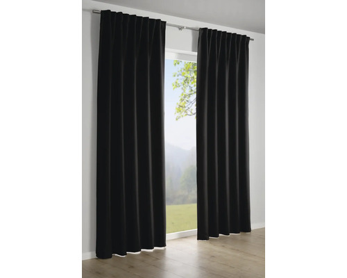Zwei schwarze Gardinen am Fenster