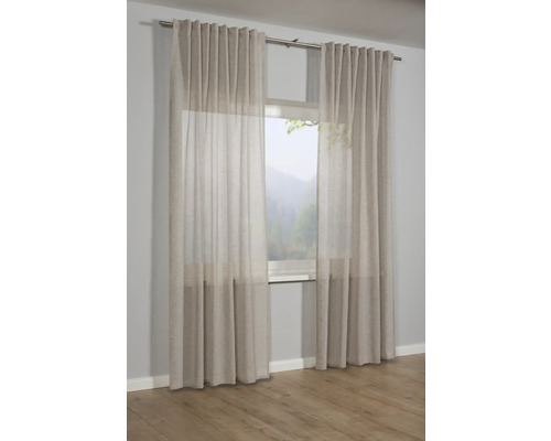 Fenster mit transparenten Vorhängen und Gardinenstange