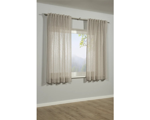 Zwei transparente Gardinen vor einem Fenster