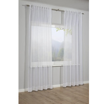 Rideau en tissu léger devant une fenêtre