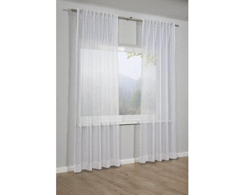 Rideau en tissu léger devant une fenêtre