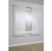 Fenster mit Gardinen aus transparentem Stoff.