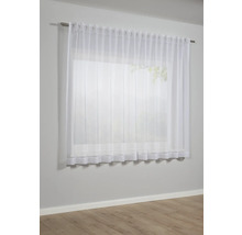 Fenster mit weißem, transparentem Flächenvorhang