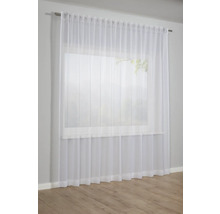 Voilage transparent blanc devant une fenêtre.