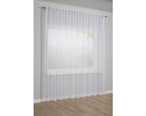 Voilage transparent blanc devant une fenêtre.