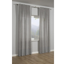 Gardinen vor einem Fenster mit Ausblick in die Natur